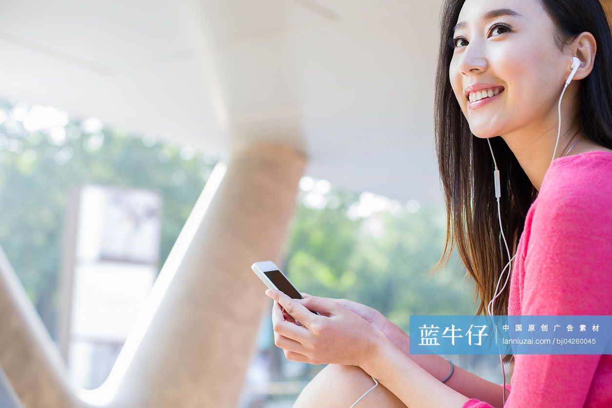 年轻女子听音乐