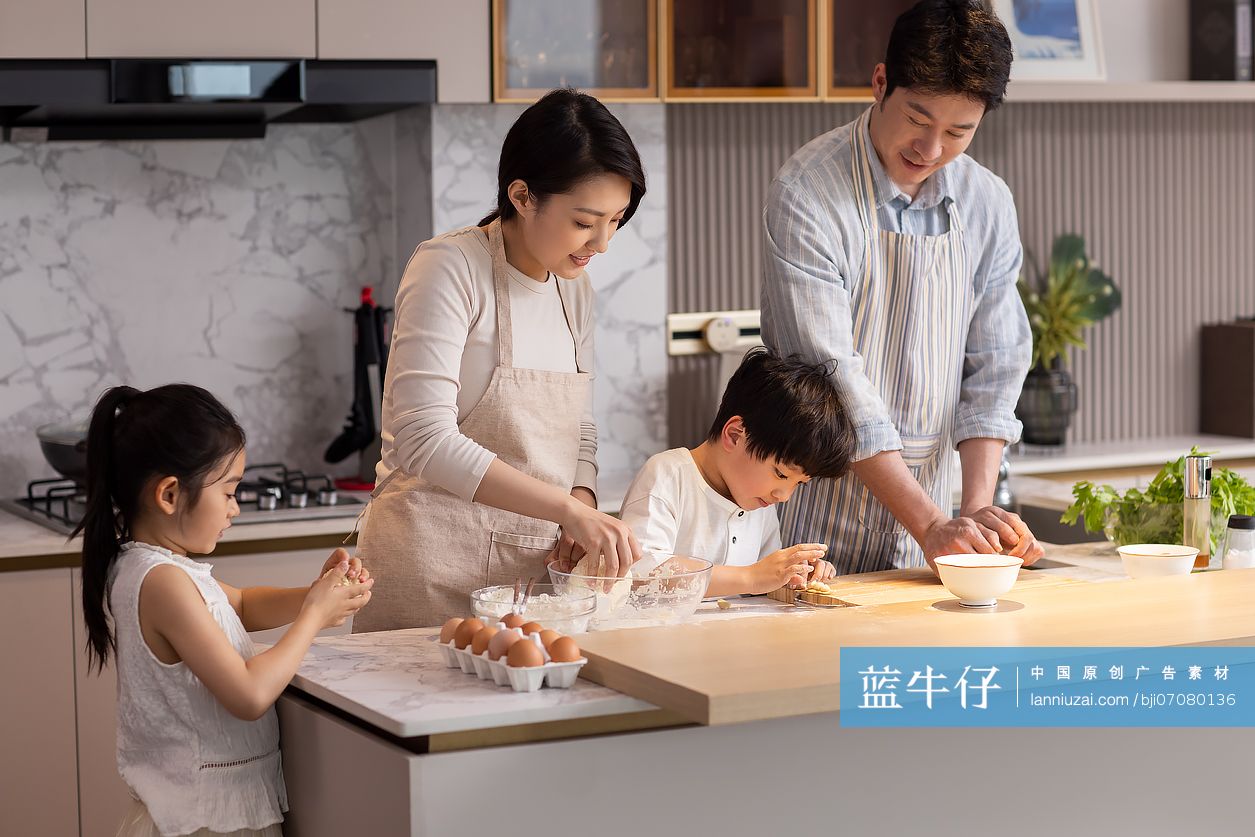一家四口在厨房做饭
