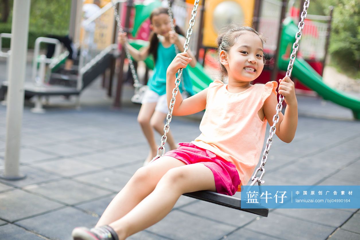 快乐的小女孩荡秋千