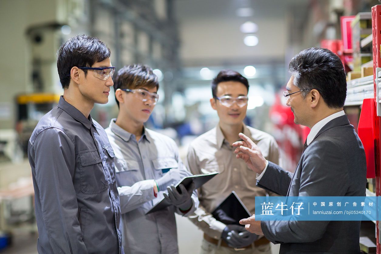 商务男士和工程师在工厂讨论工作