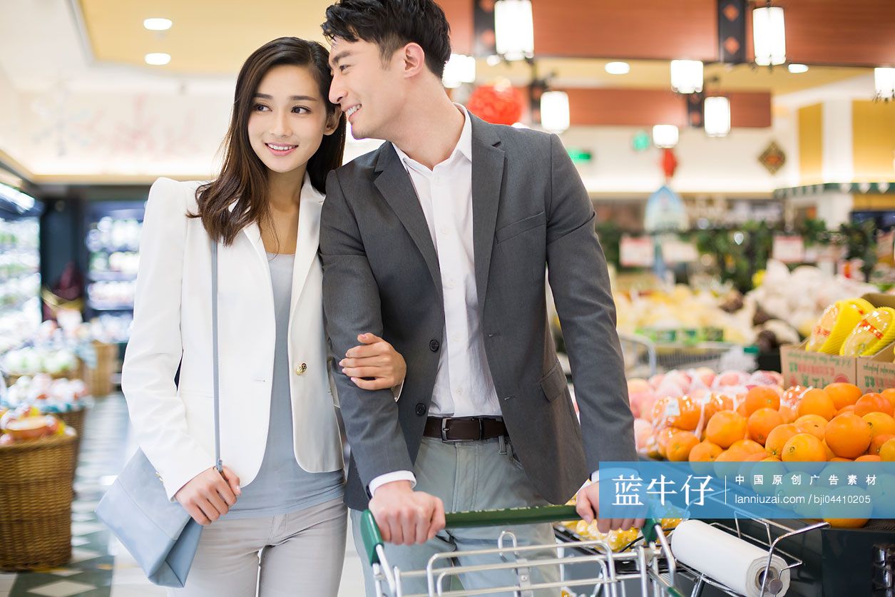 年轻情侣在超市购物