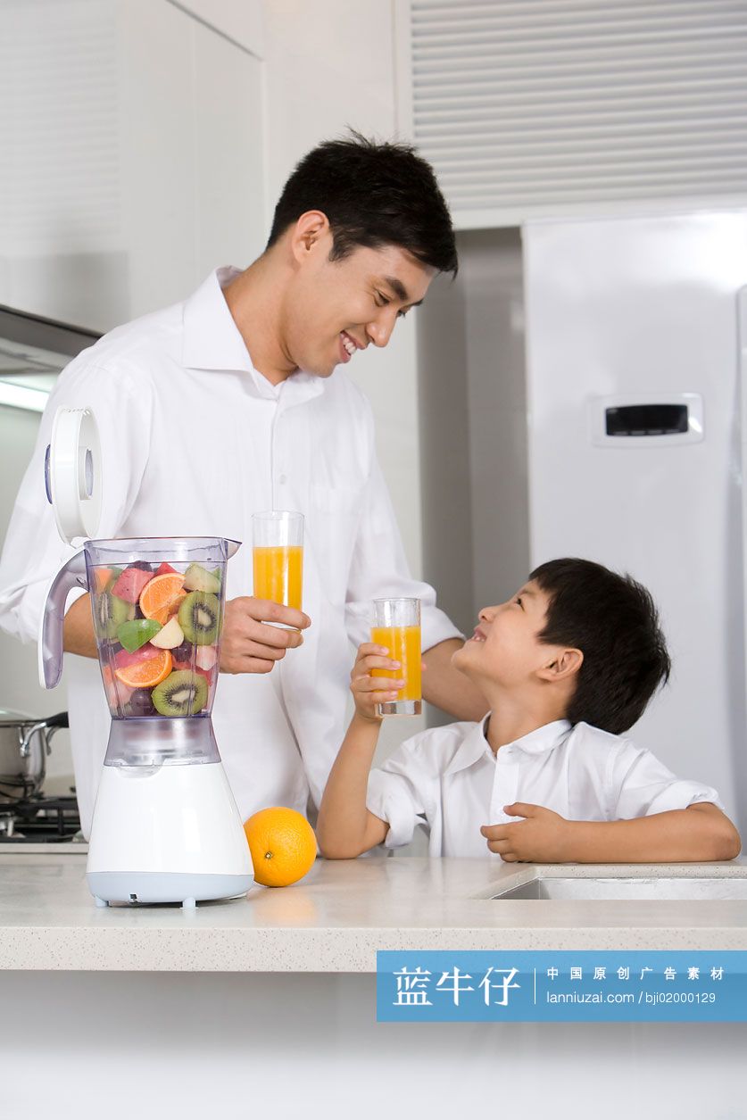 父子在厨房做鲜榨果汁