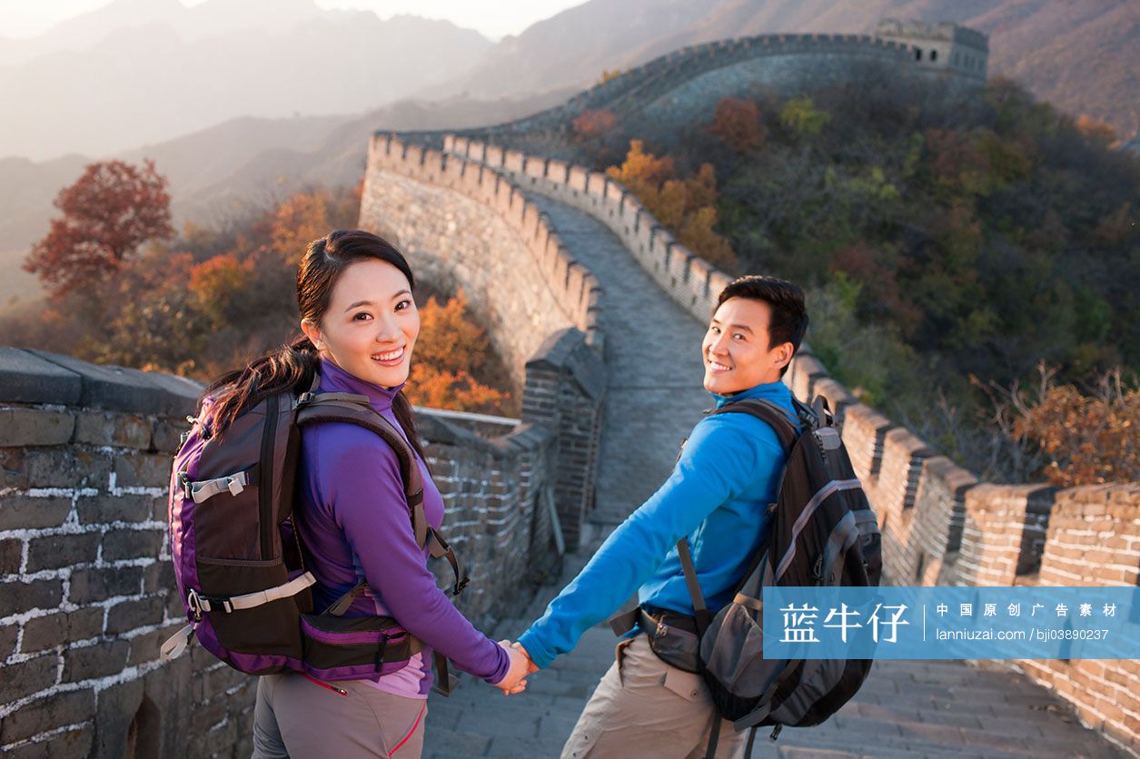 年轻情侣到长城旅游