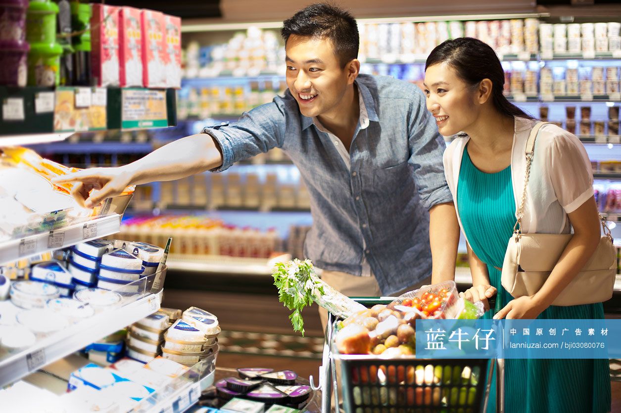 年轻夫妇在超市购物
