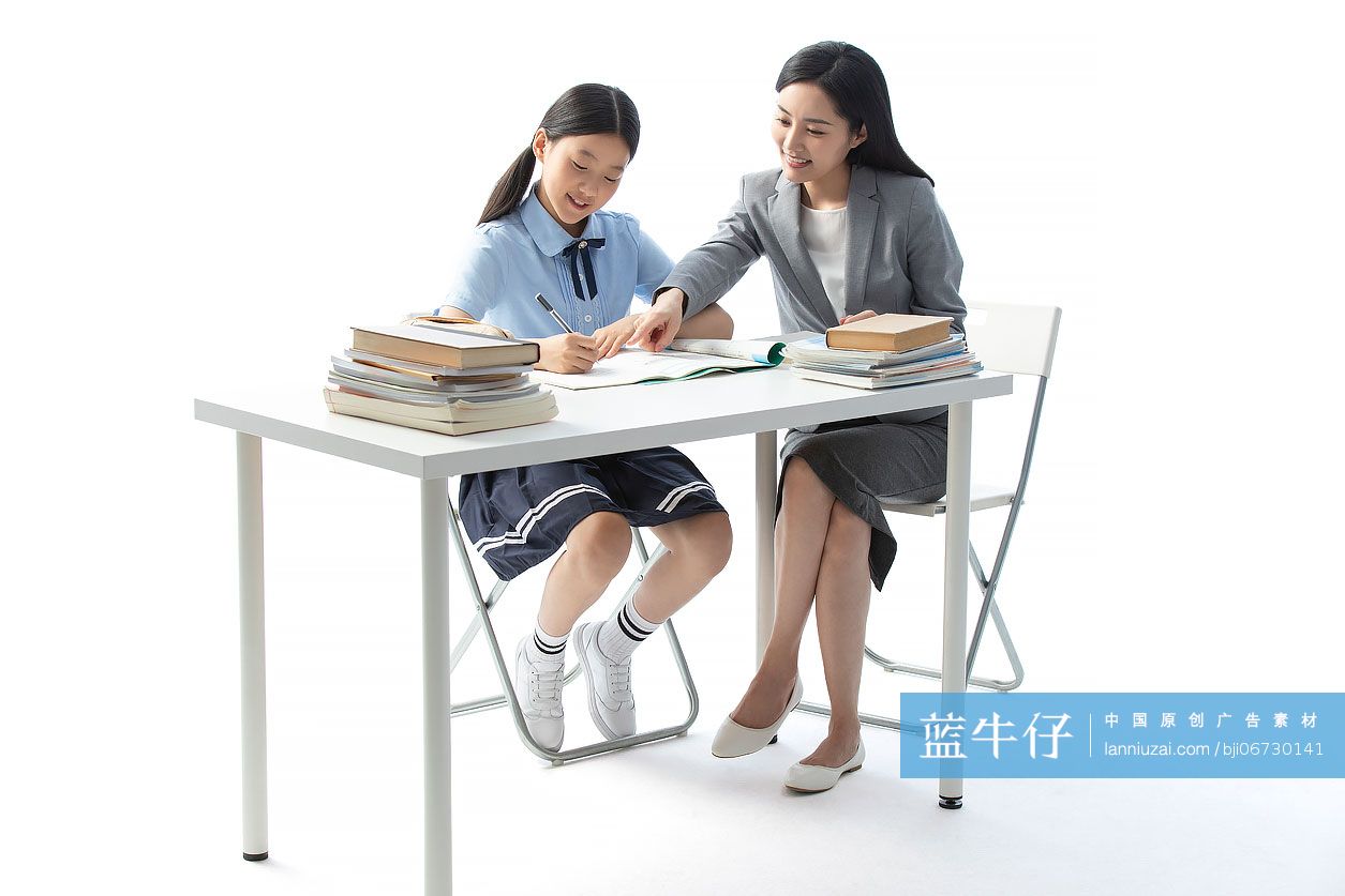 老师给学生辅导功课-蓝牛仔影像-中国原创广告影像素材