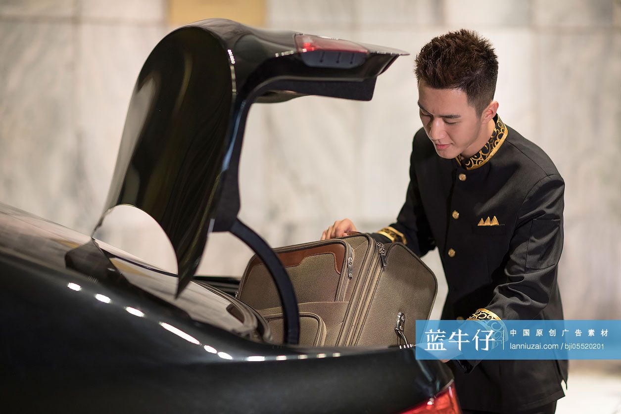 酒店行李员搬行李