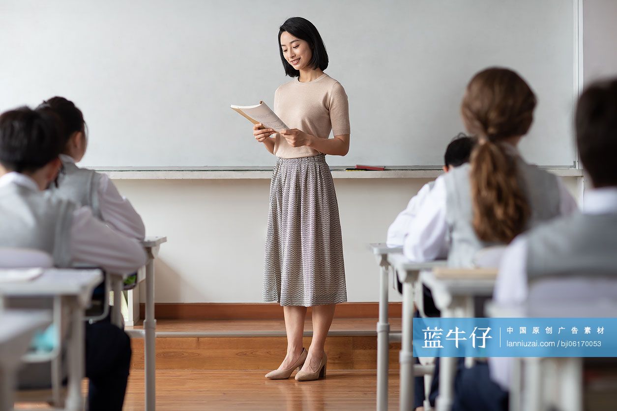 年轻的老师在上课