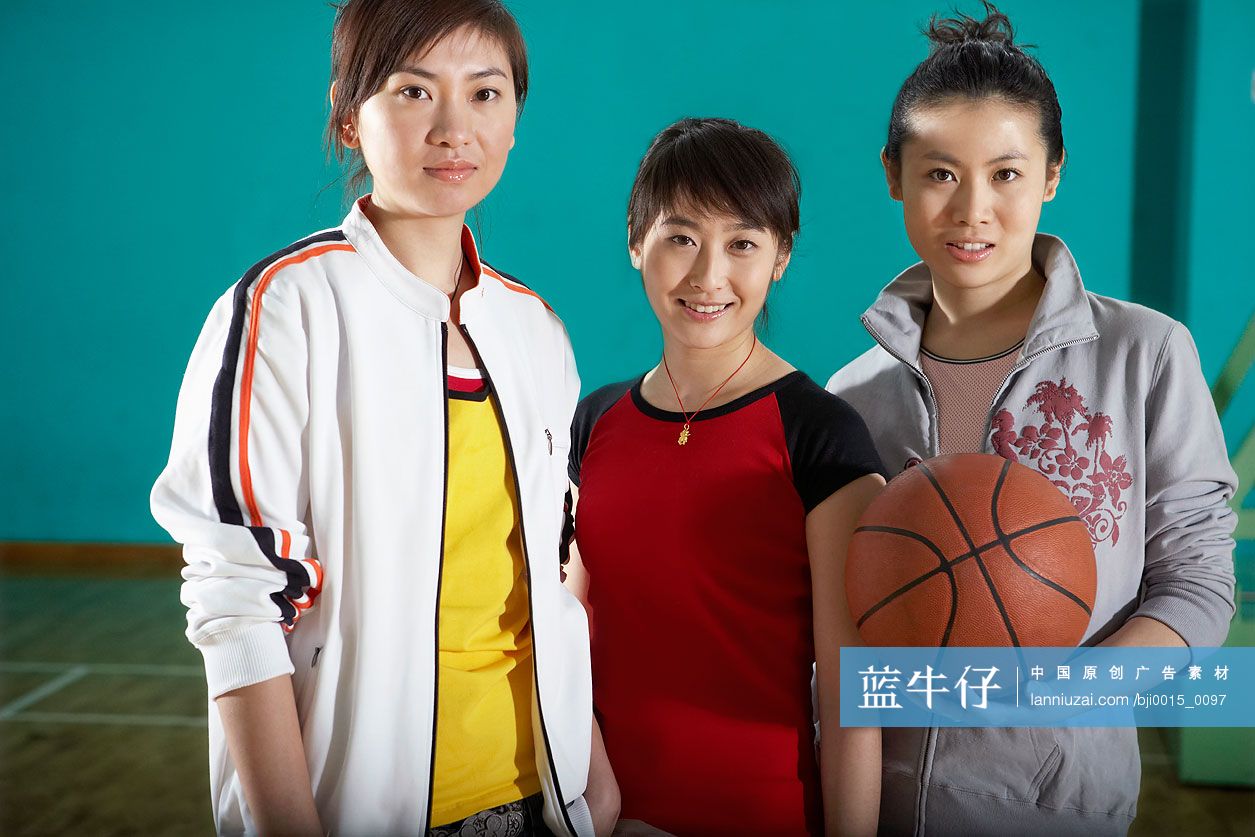 年轻女子打篮球