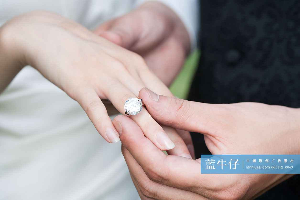 新郎给新娘戴戒指