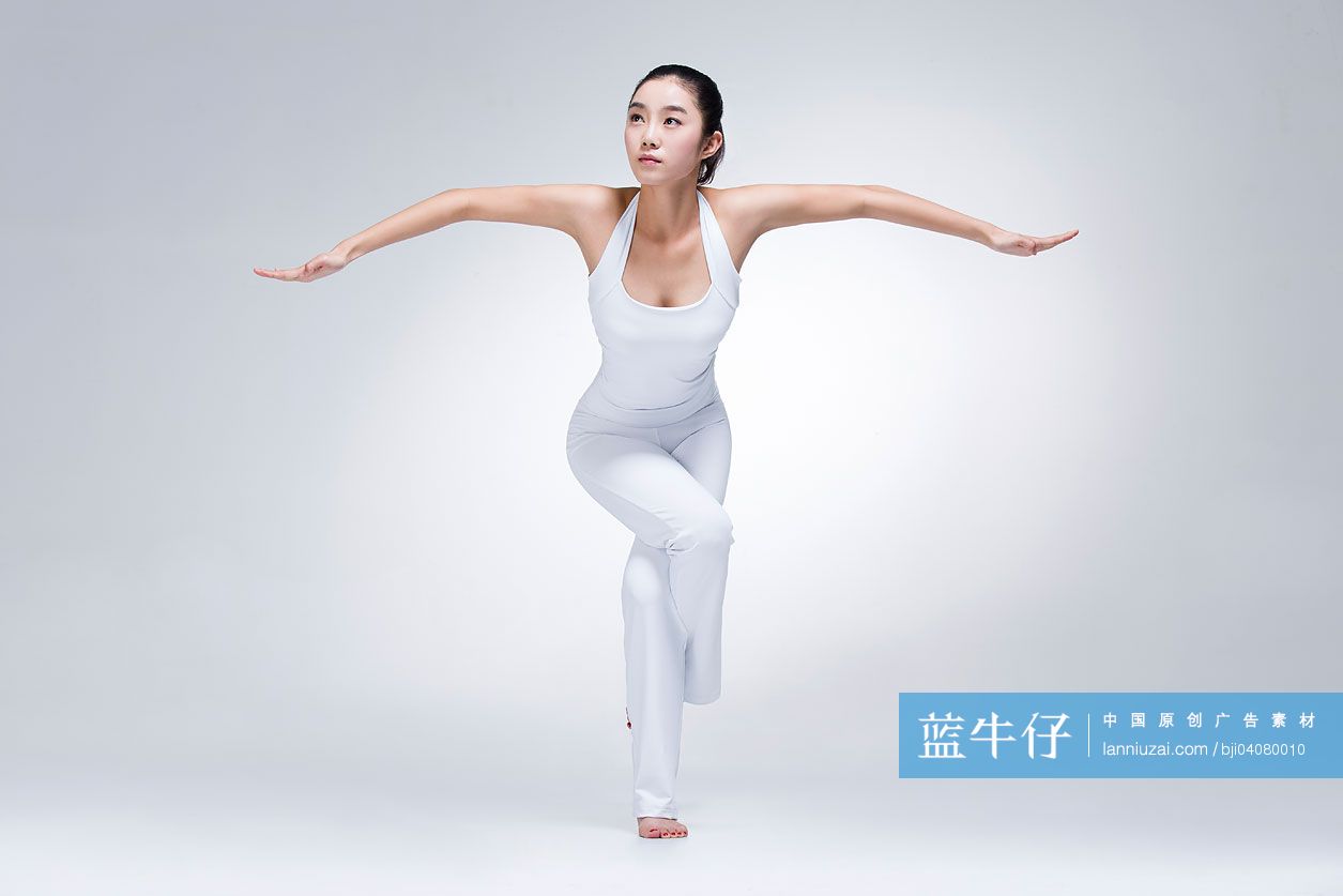 年轻女性练瑜伽