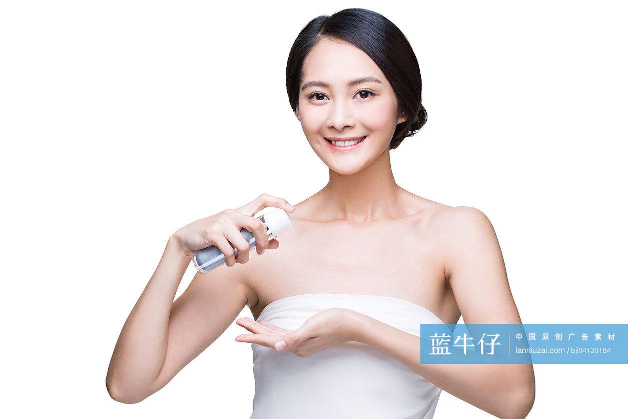 年轻美女使用乳液