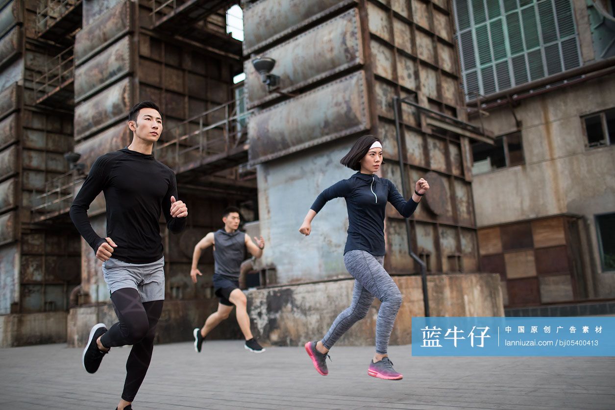 年轻人在户外跑步健身