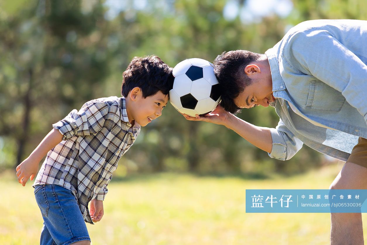 快乐的父子俩在草地上玩耍