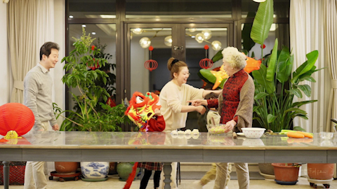 快乐家庭庆祝新年