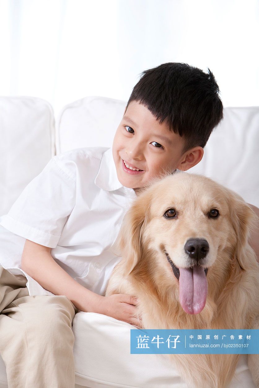 小男孩和宠物狗