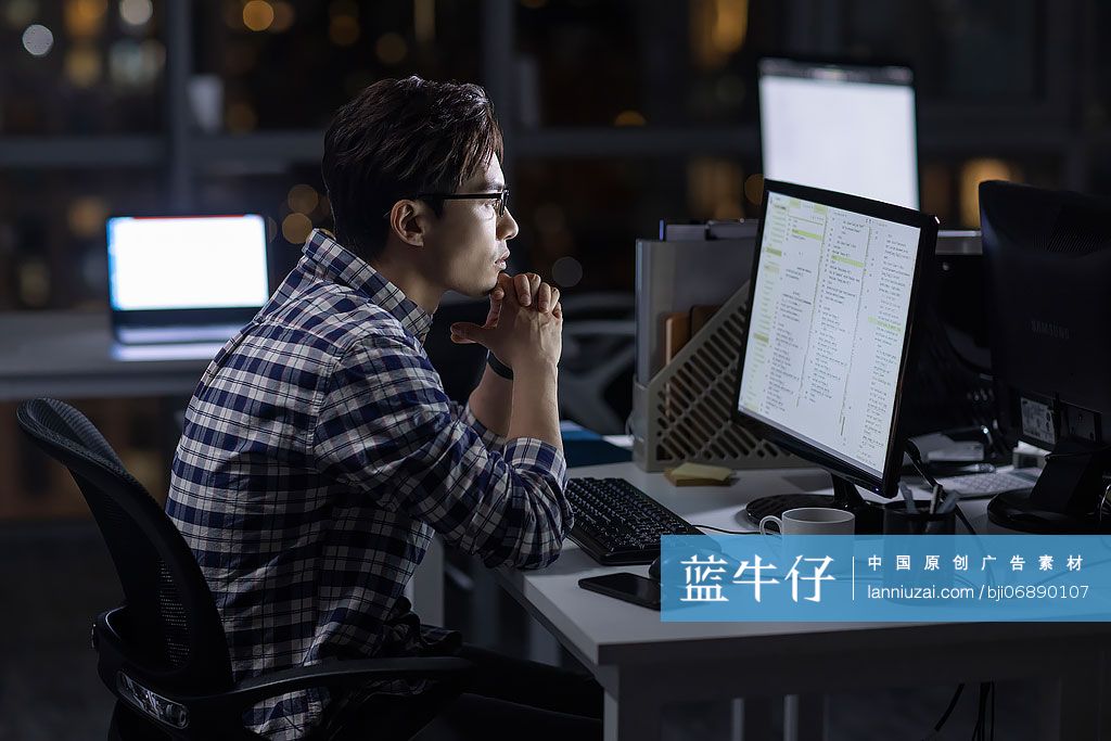 IT工程师在公司加班-蓝牛仔影像-中国原创广告影像素材