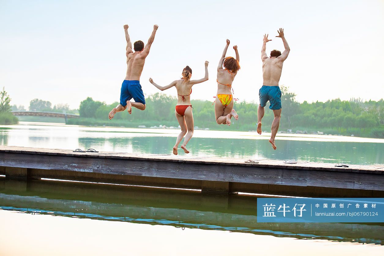 快乐的年轻人跳进水里玩