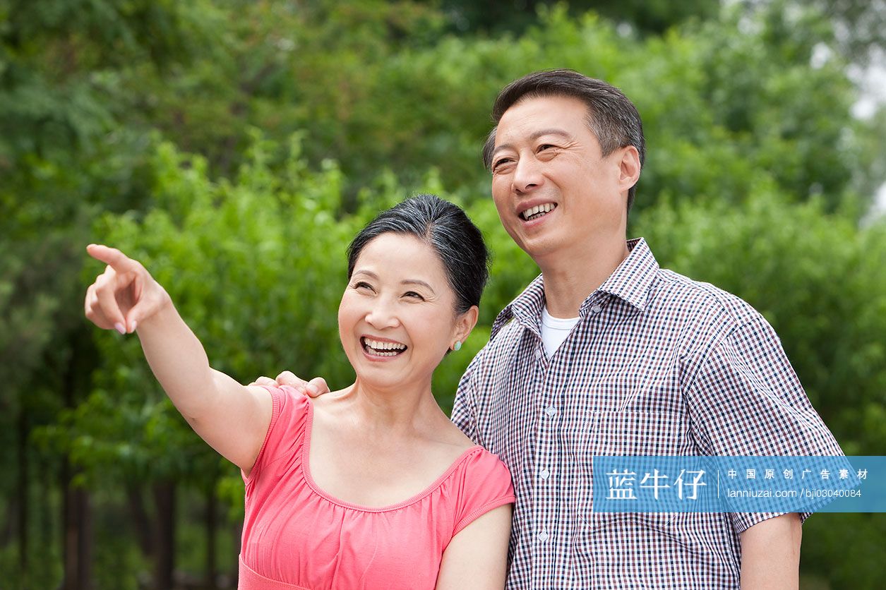 老年夫妇在公园-蓝牛仔影像-中国原创广告影像素材