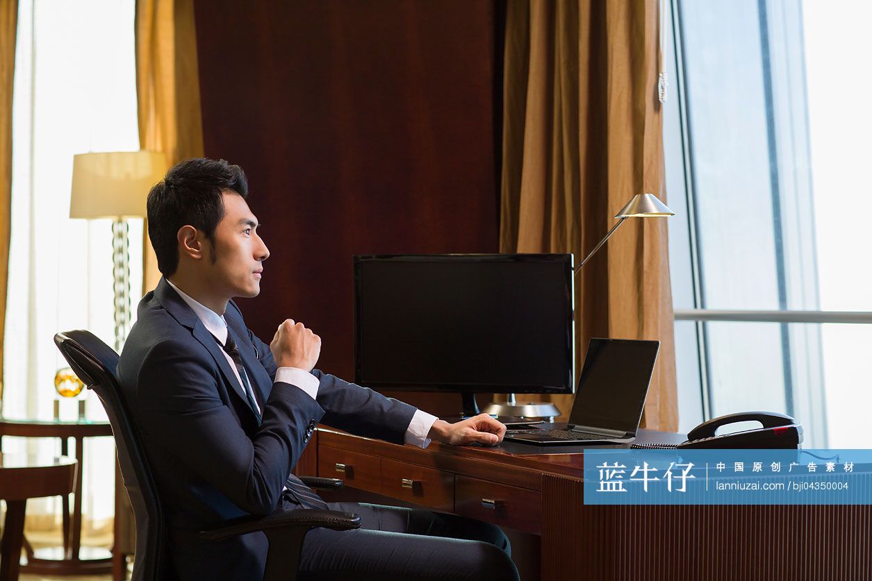 成功商务男士在书房沉思-蓝牛仔影像-中国原创广告影像素材