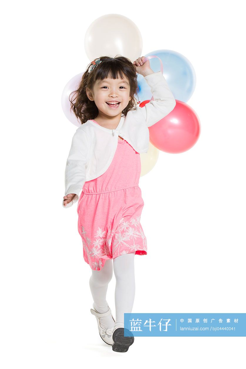 可爱的小女孩拿着气球奔跑