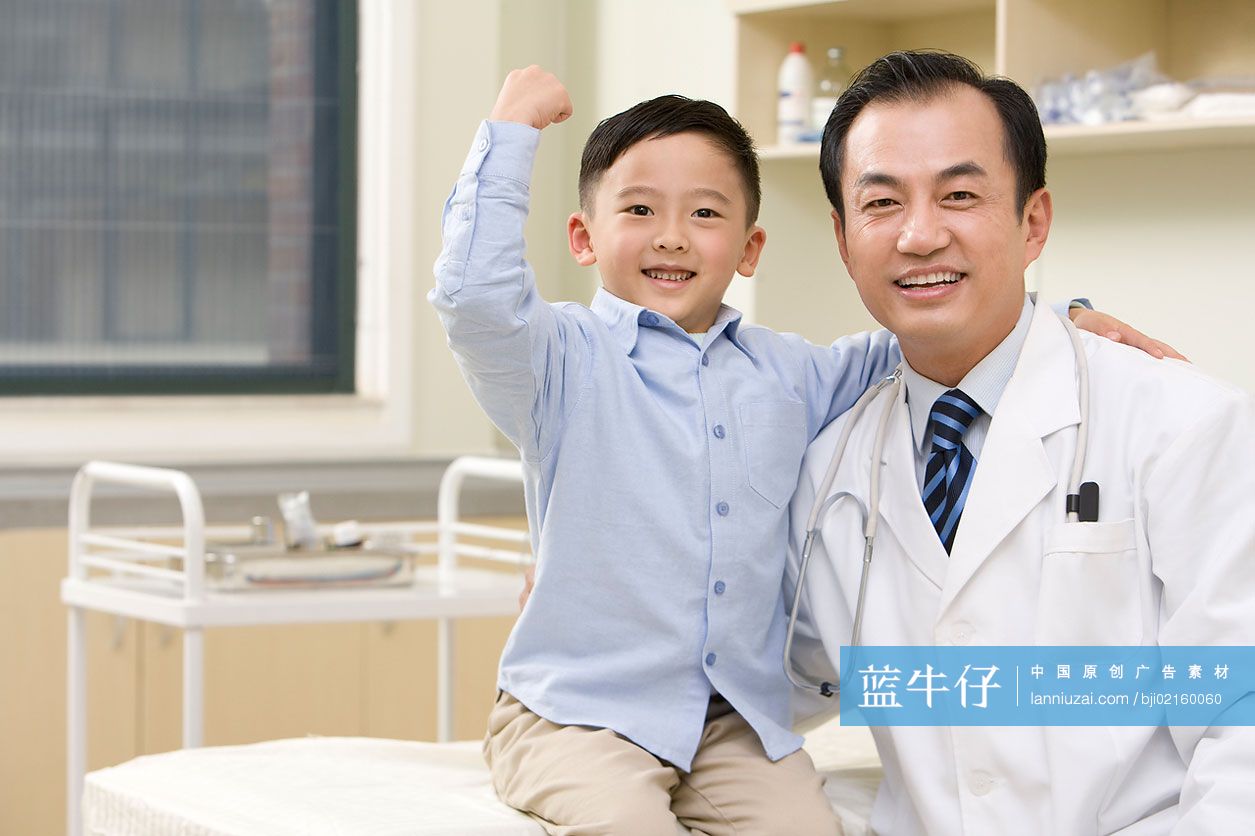 医生和小男孩患者庆祝康复