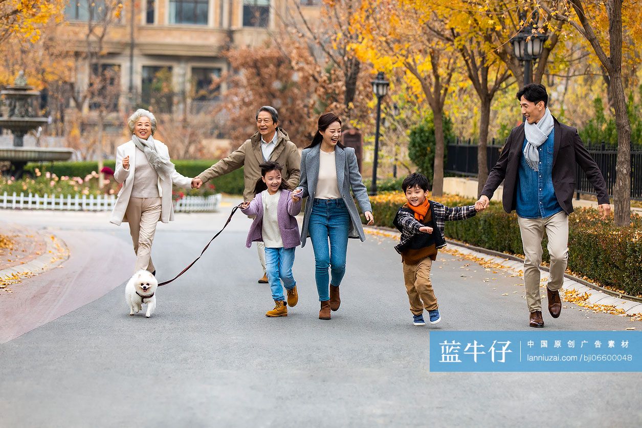 快乐一家人在别墅区散步