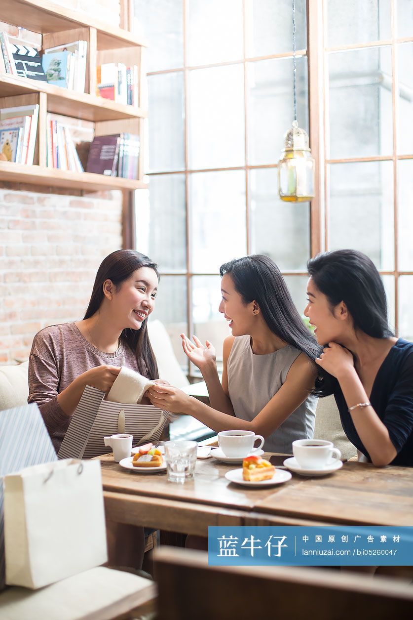 闺蜜在咖啡馆喝咖啡