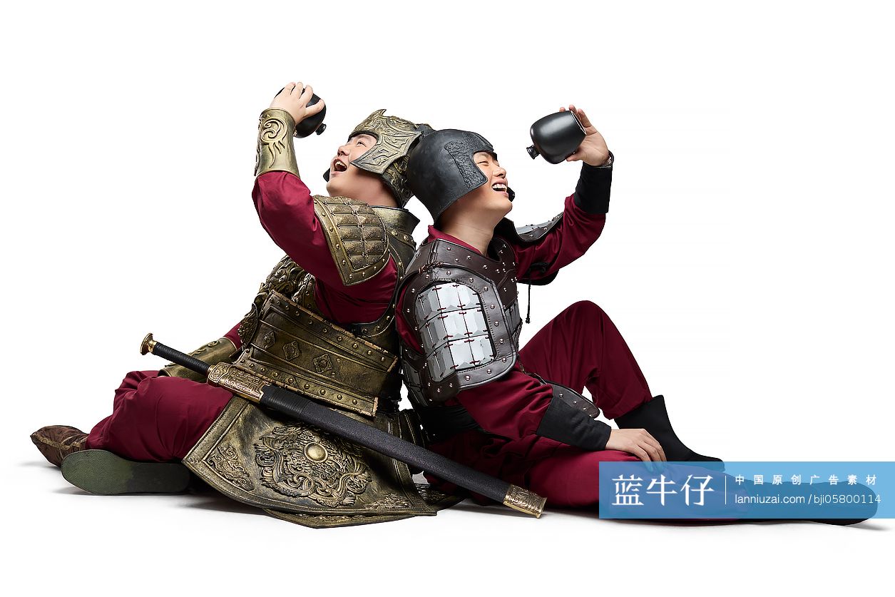 身穿铠甲的古代将军和一名士兵一起喝酒