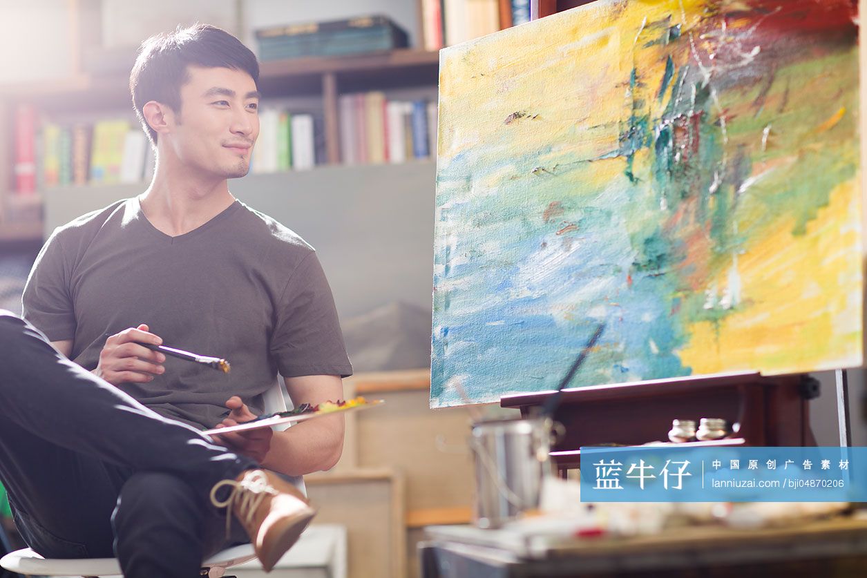 画家在画室画油画