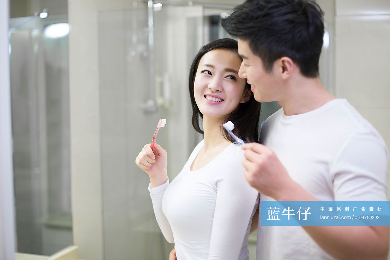 年轻情侣刷牙-蓝牛仔影像-中国原创广告影像素材