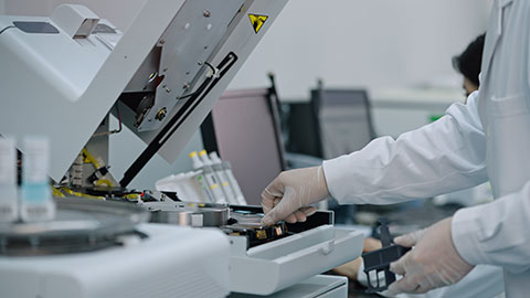 Chinese researchers working in laboratory,4K