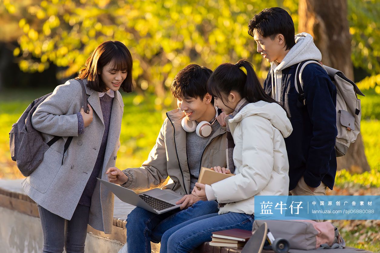 年轻大学生使用笔记本电脑
