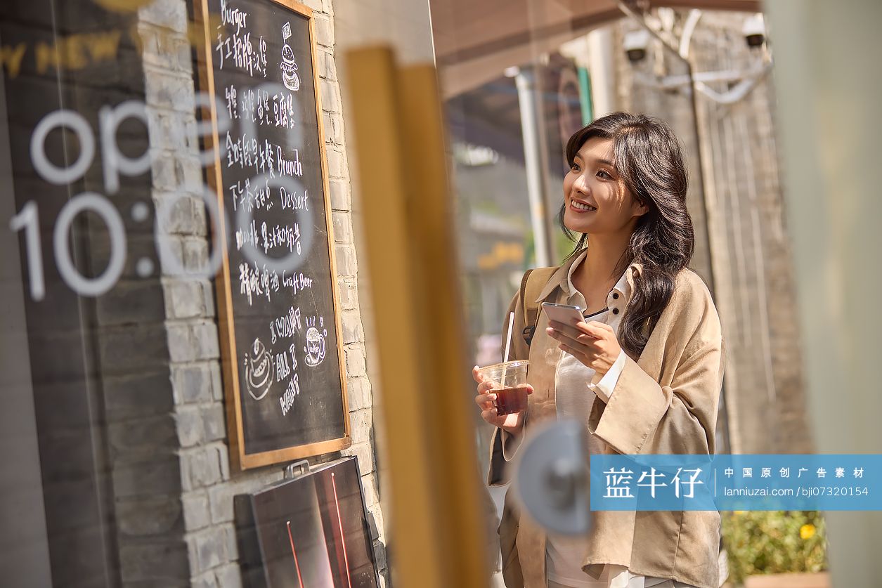 快乐的年轻女性在北京旅游