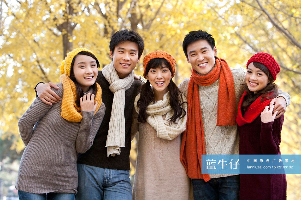 年轻人在秋日午后树林