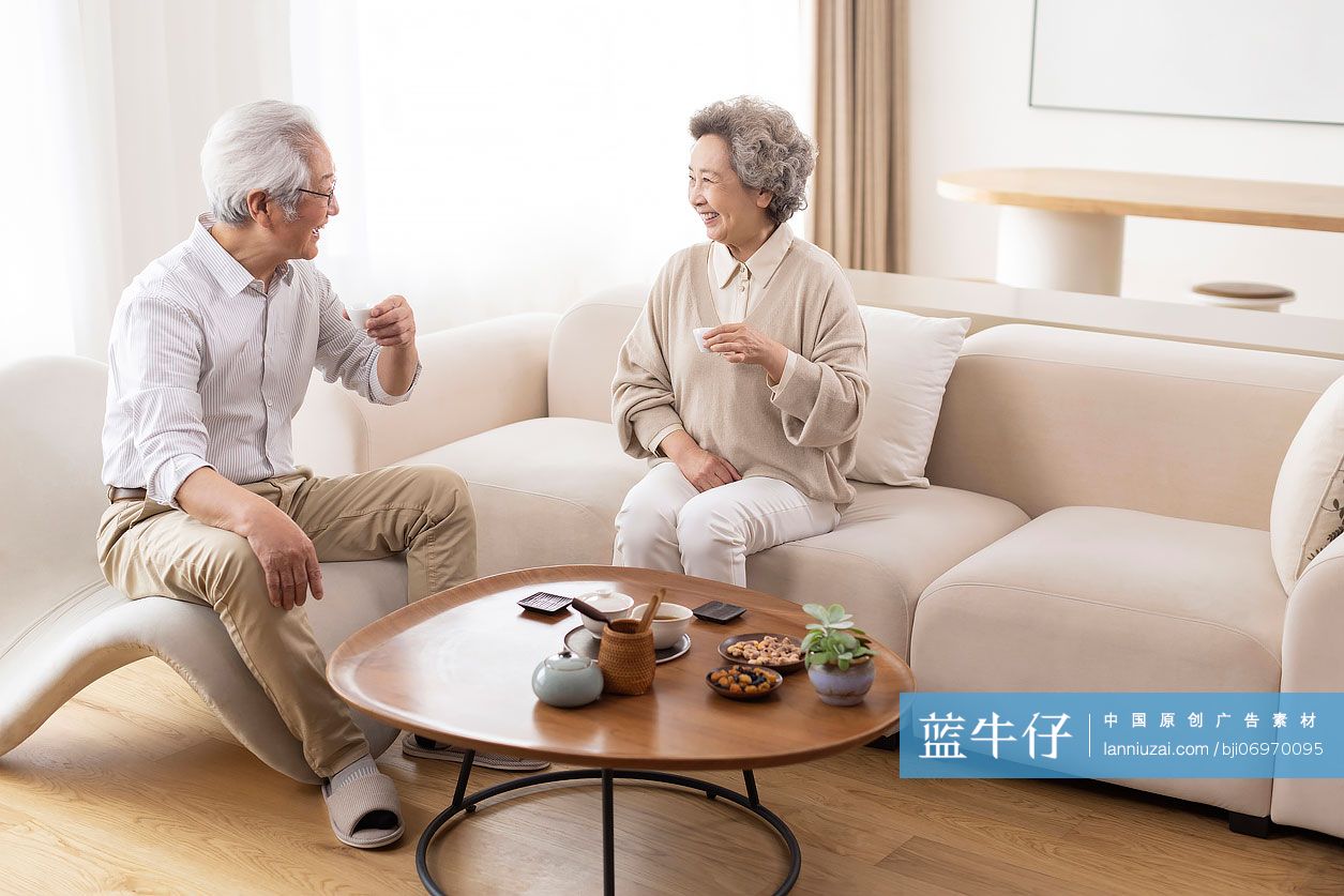 开心的老年夫妇在家喝茶