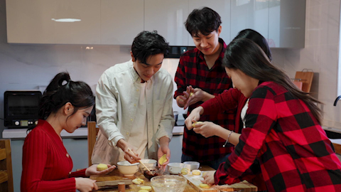 年轻朋友们自制月饼庆祝节日