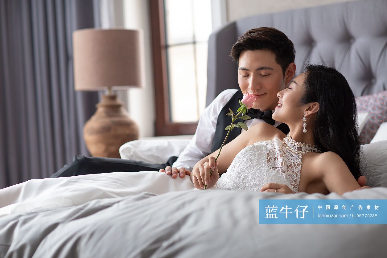 年轻夫妇在卧室共享甜蜜时光-蓝牛仔影像-中国原创广告影像素材