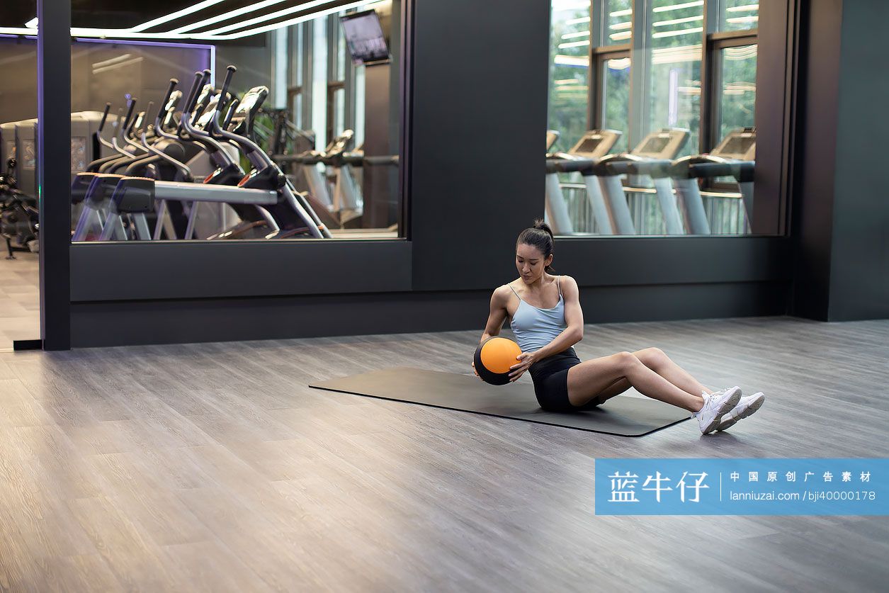 年轻女士在健身房健身