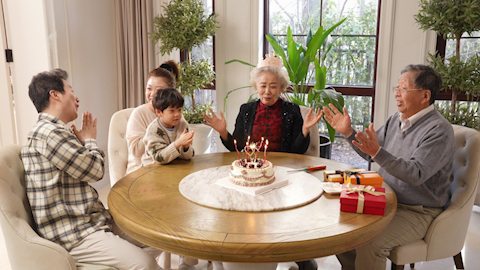 快乐家庭开生日派对