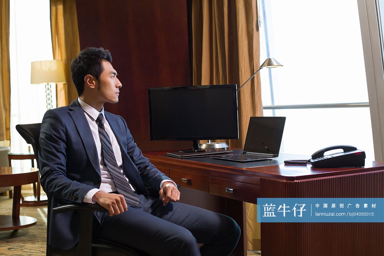 成功商务男士在书房沉思-蓝牛仔影像-中国原创广告影像素材