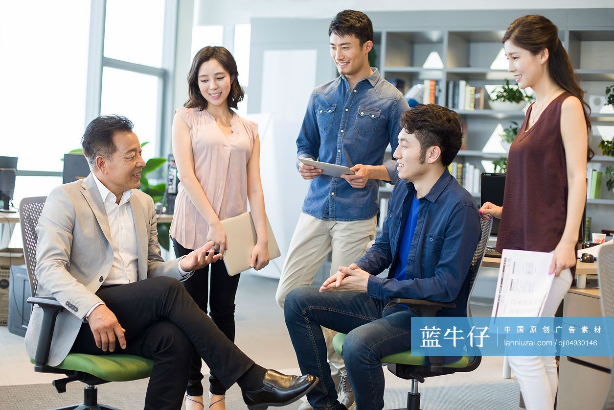 商务人士在办公室开会讨论