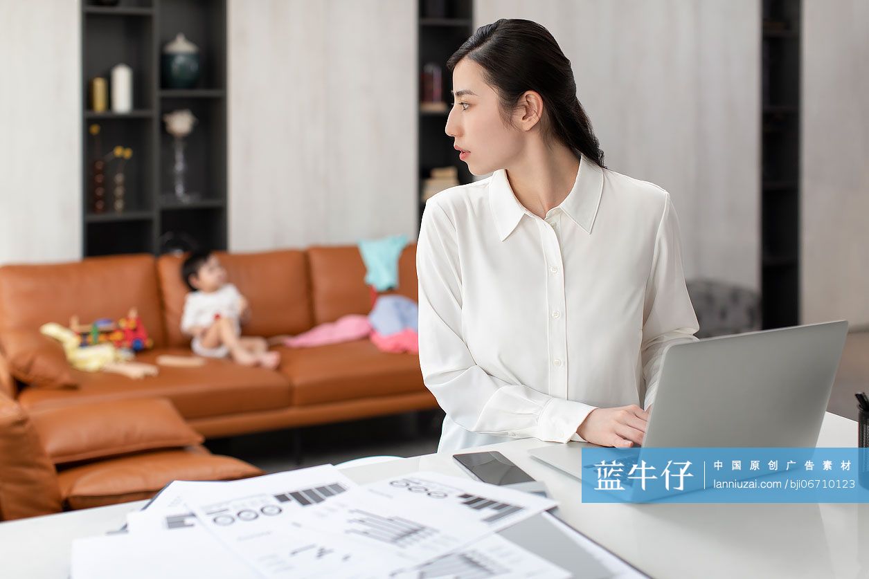 年轻妈妈在家忙工作而忽略宝宝-蓝牛仔影像-中国原创广告影像素材