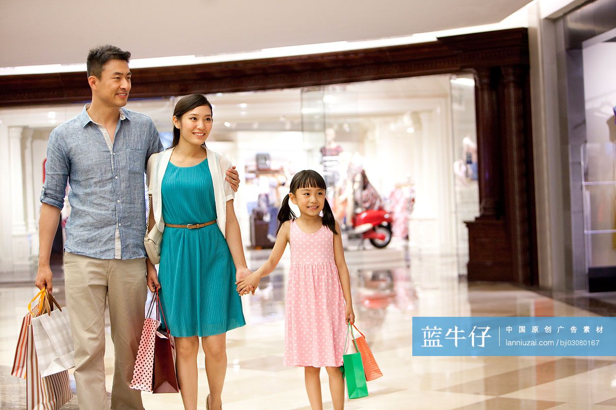 一家人在商场购物