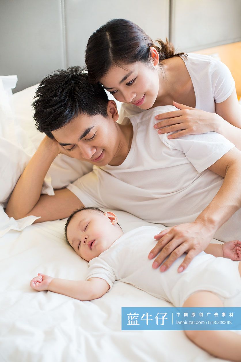 年轻父母和熟睡的宝宝