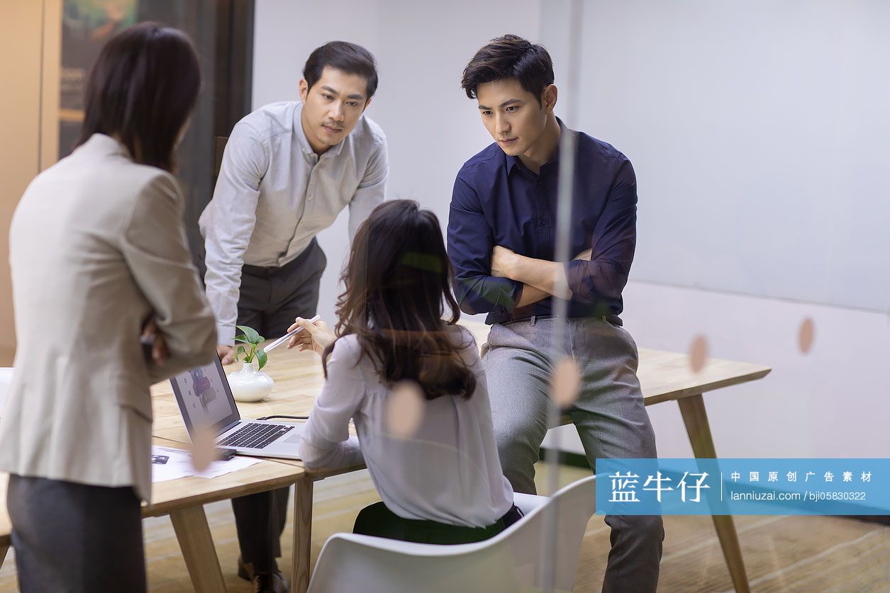 商务人士在会议室讨论