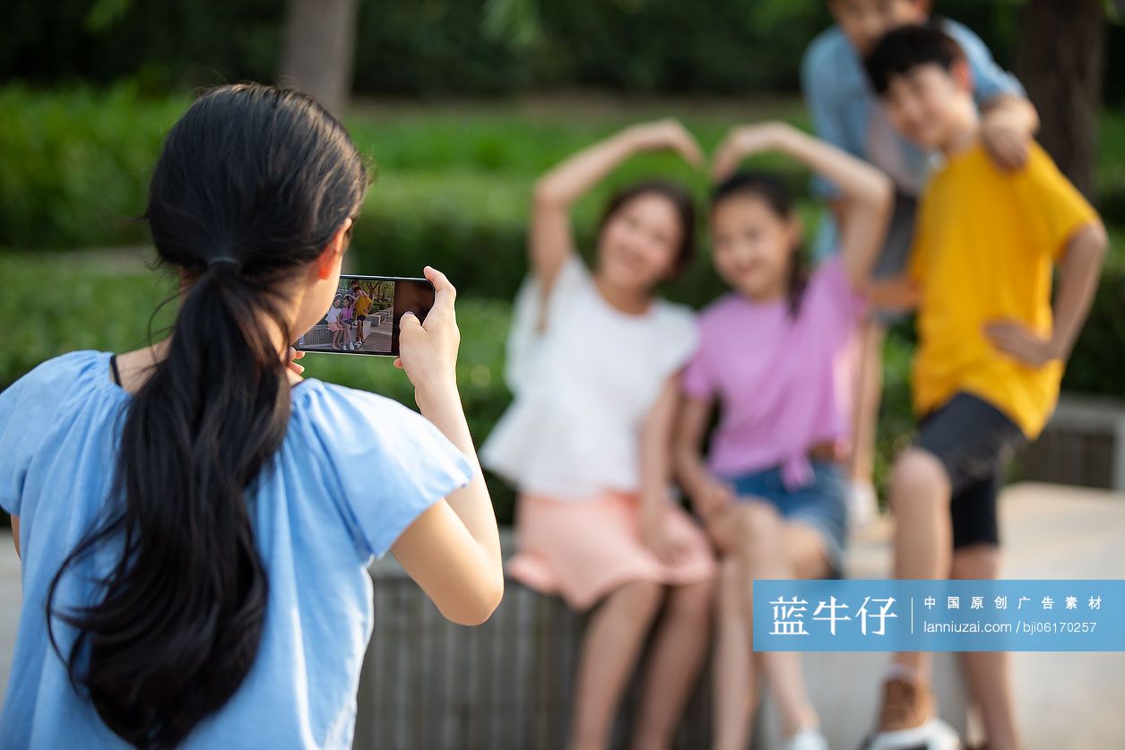 青少年在公园拍照