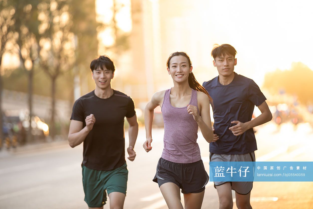 年轻人户外跑步