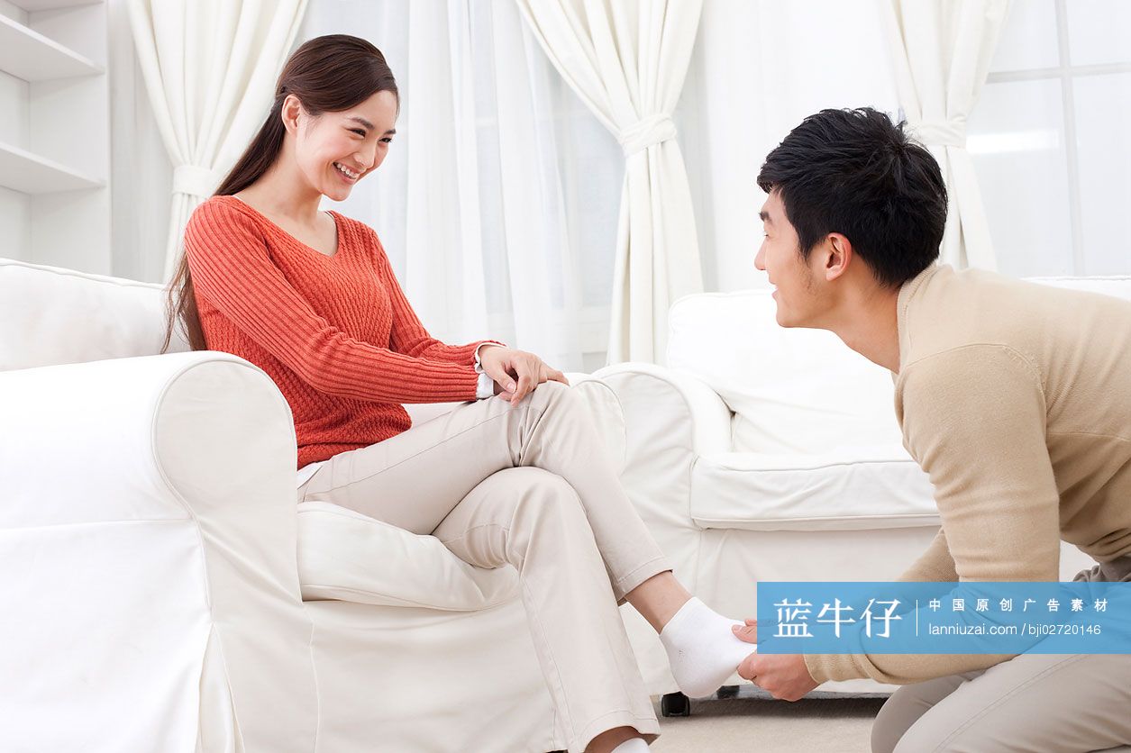 丈夫给妻子按摩