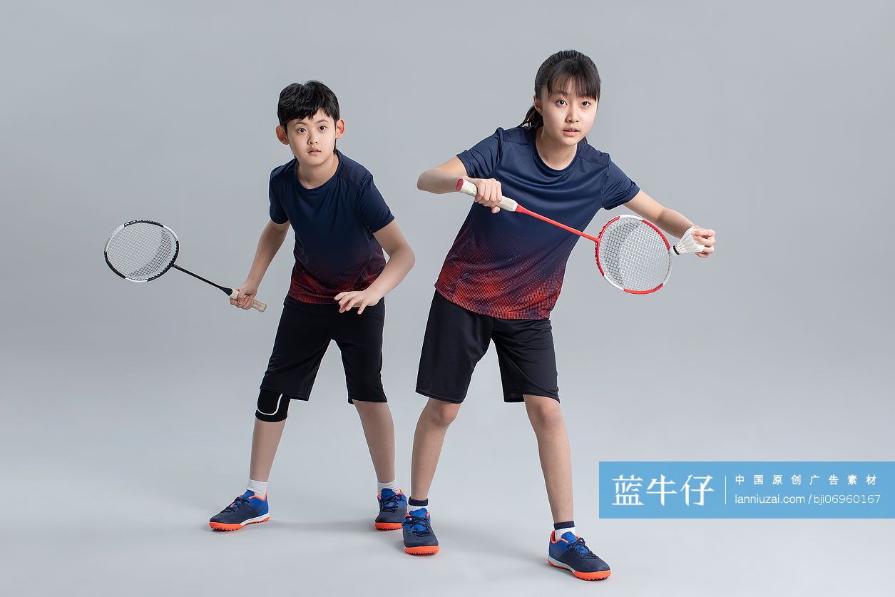 快乐的儿童打羽毛球