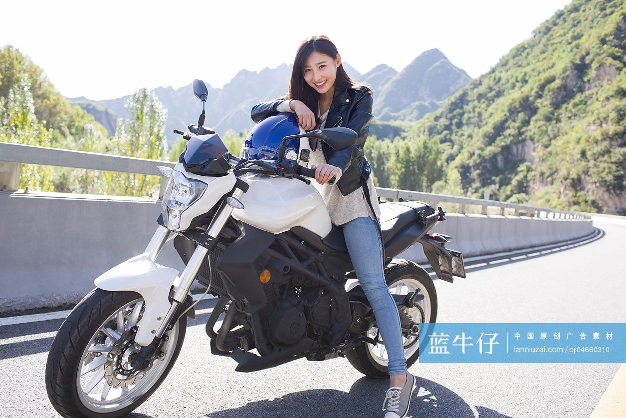 年轻女子骑摩托车兜风